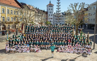 Gruppenbild mit 300 Trachtlern auf dem Stadtplatz